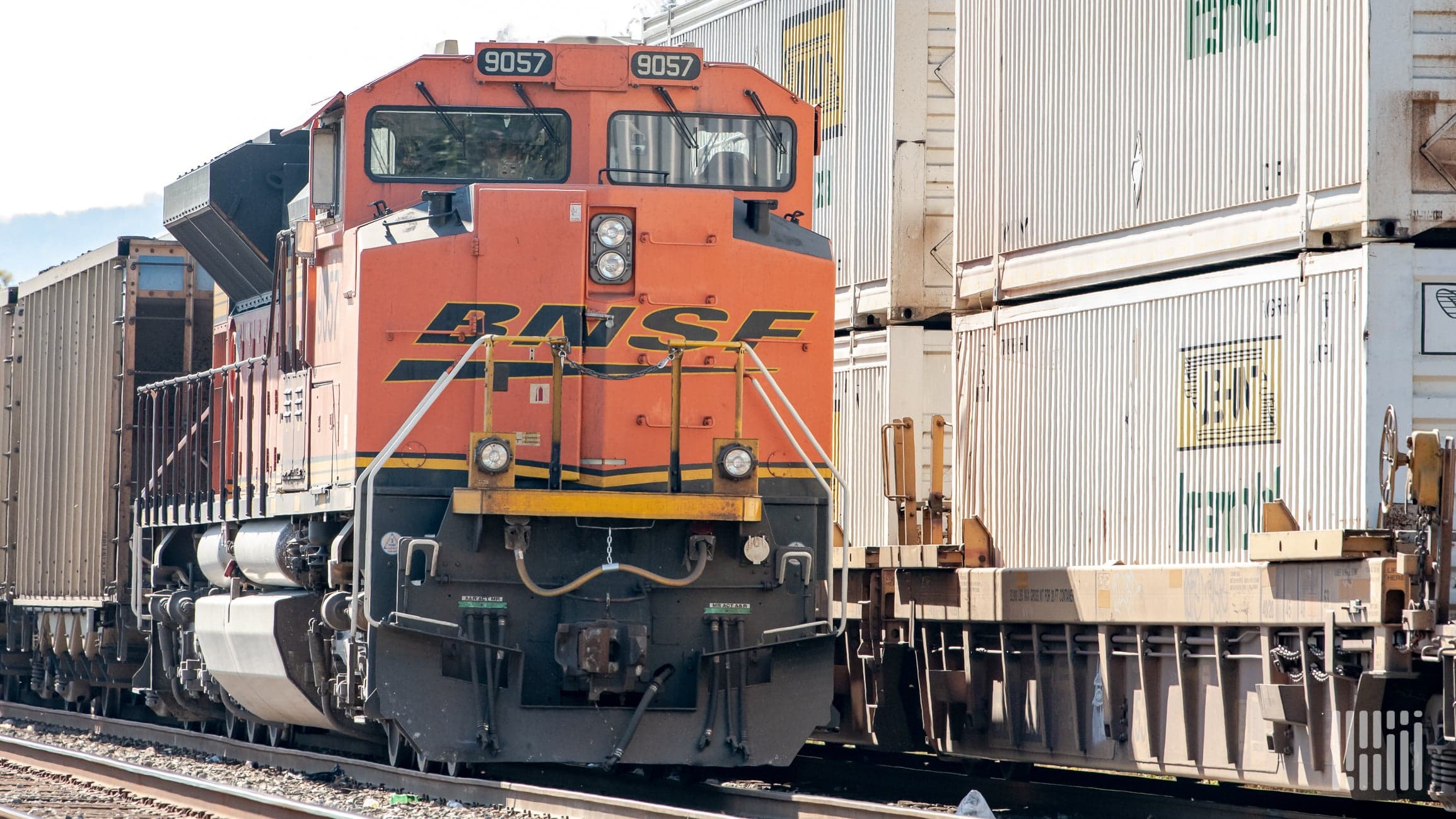 Grain, efficiency propel BNSF first-quarter earnings