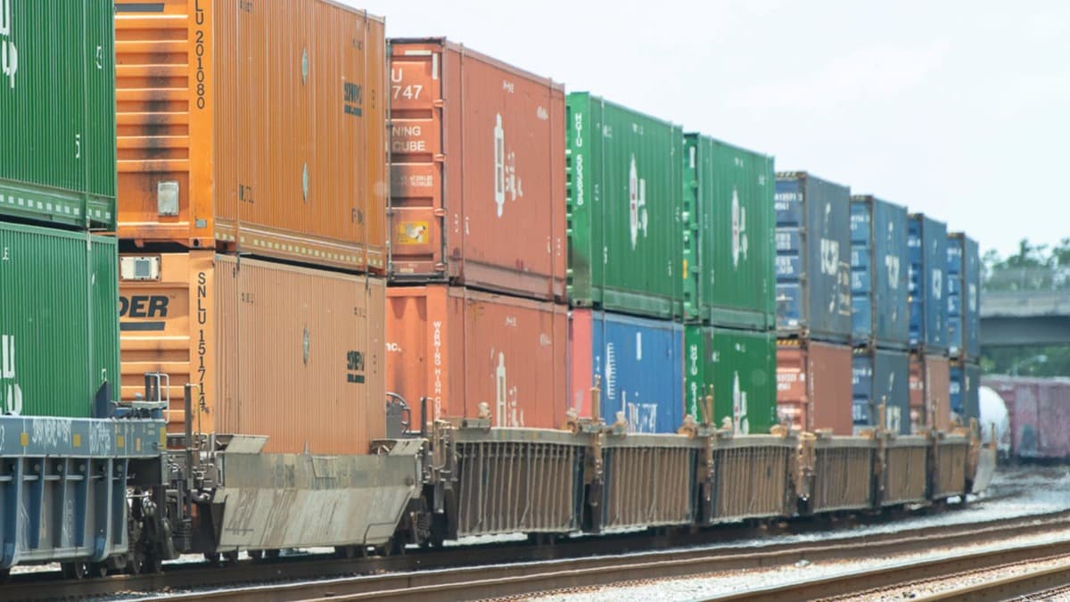Intermodal rail edges ahead of carloads in flat week