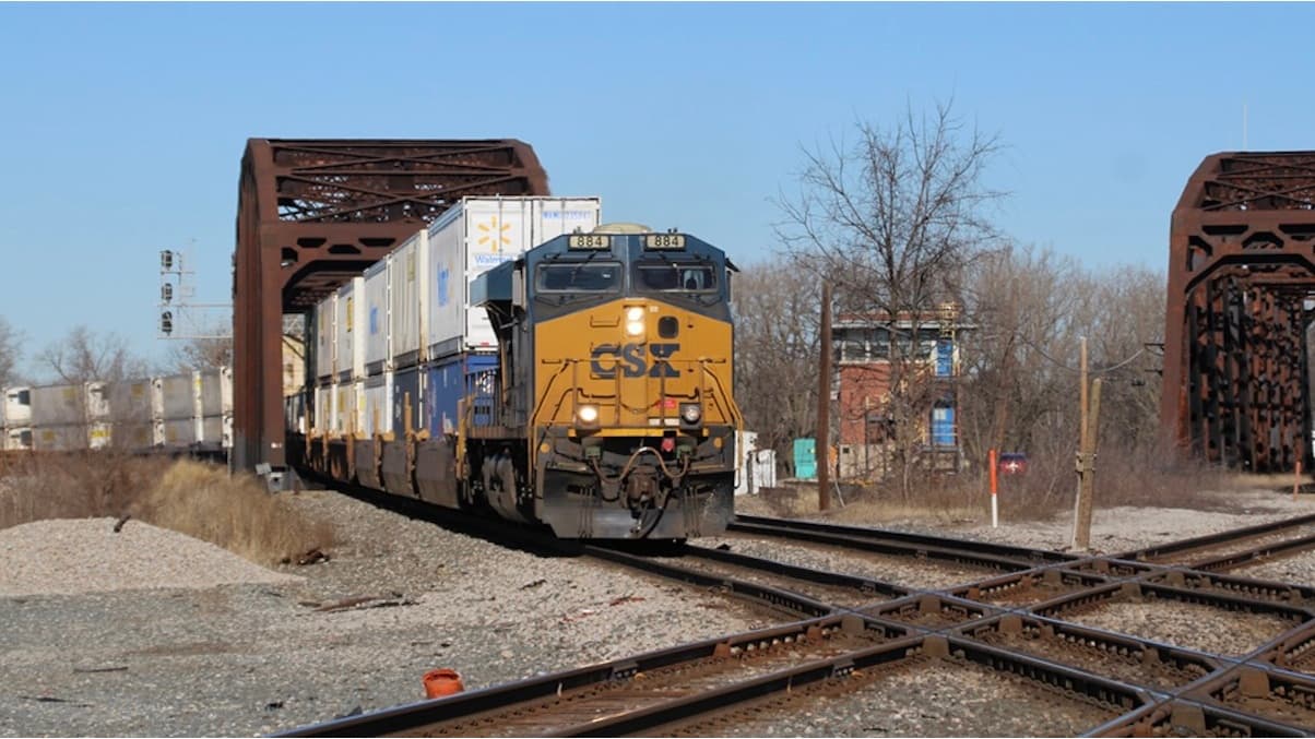 CSX sees stronger first-quarter earnings as costs fall, volume rises
