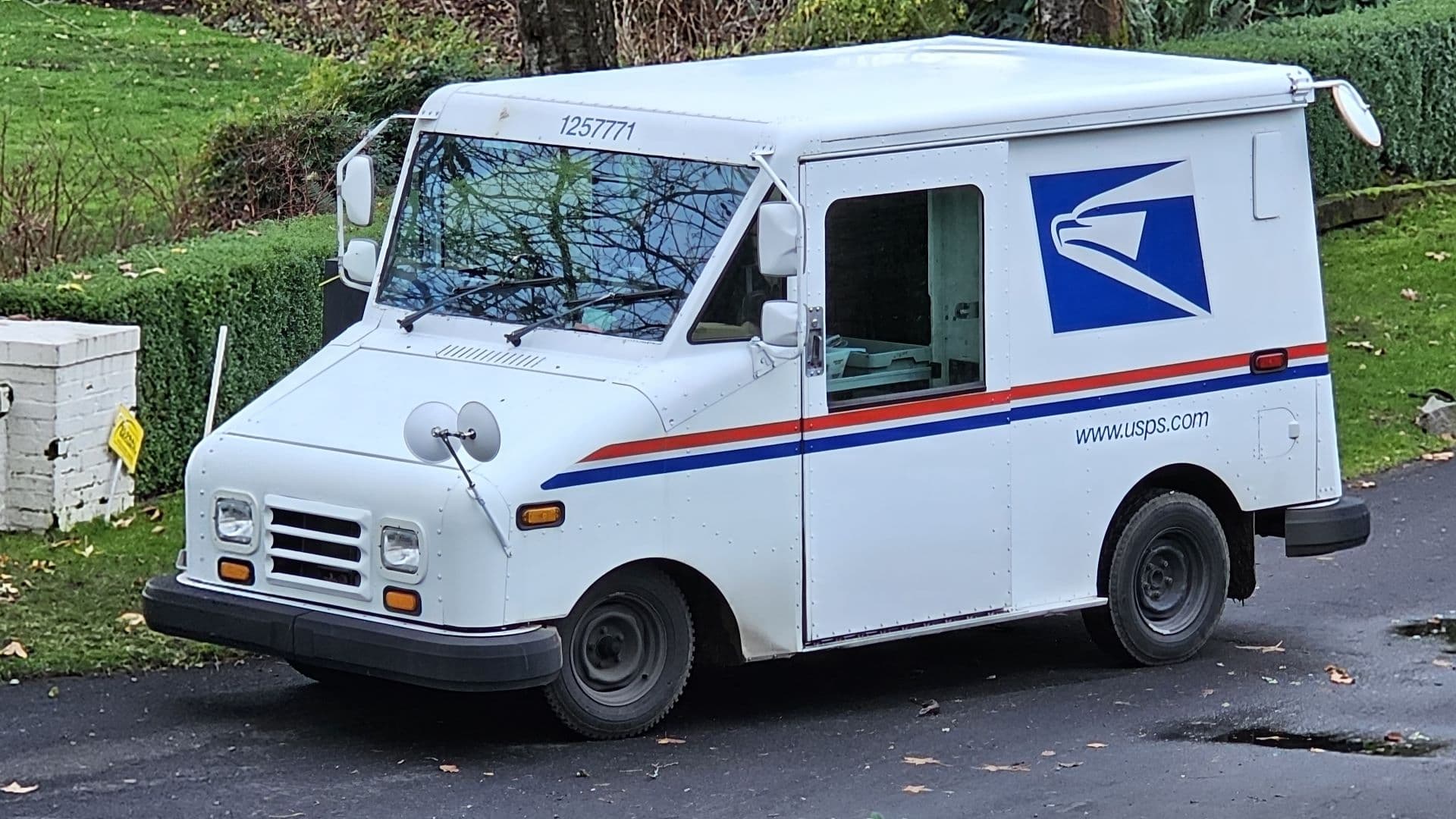 US Postal Service reduces operating loss to $642M