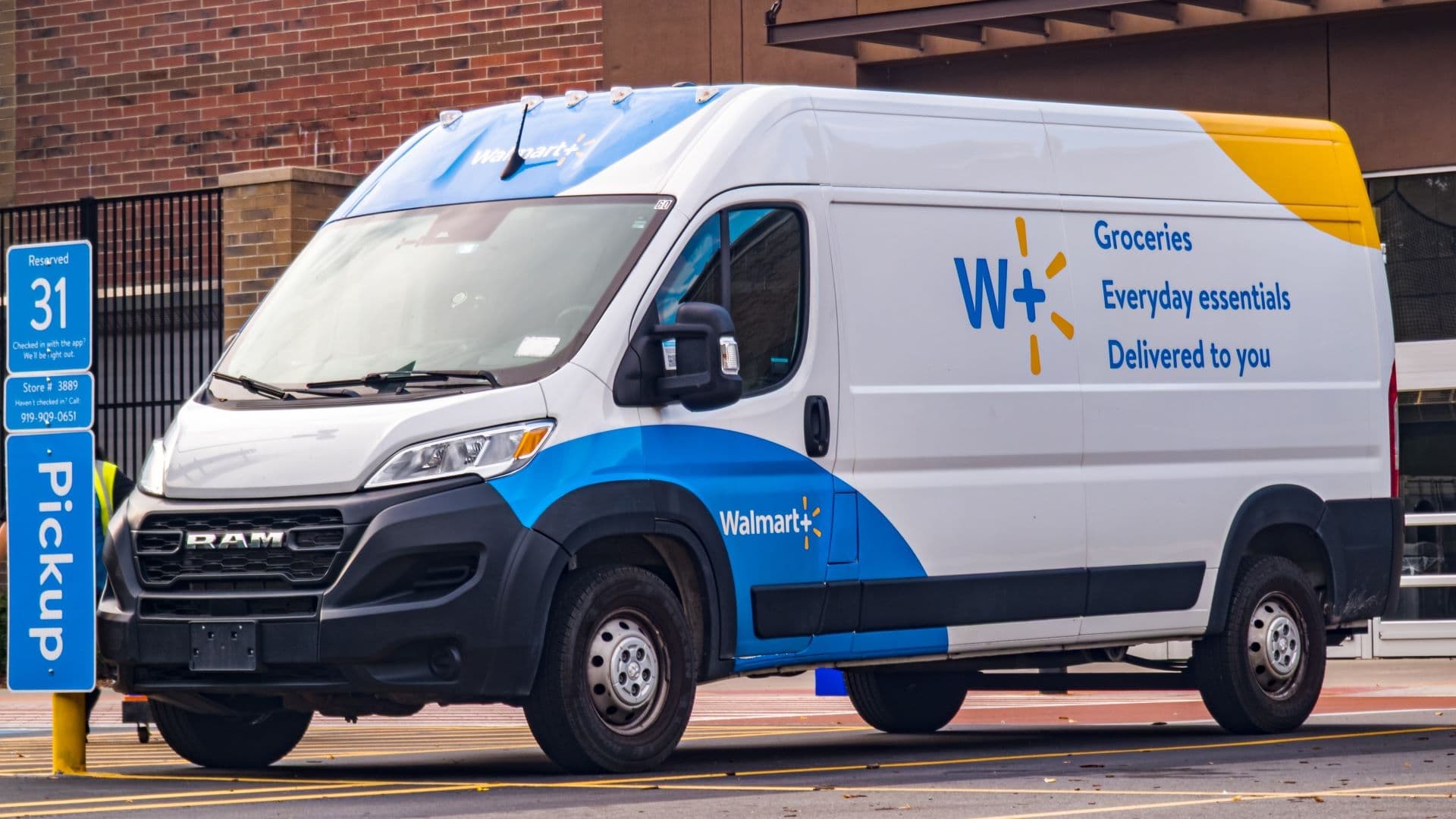 Walmart credits fast delivery, third-party marketplace for revenue gains