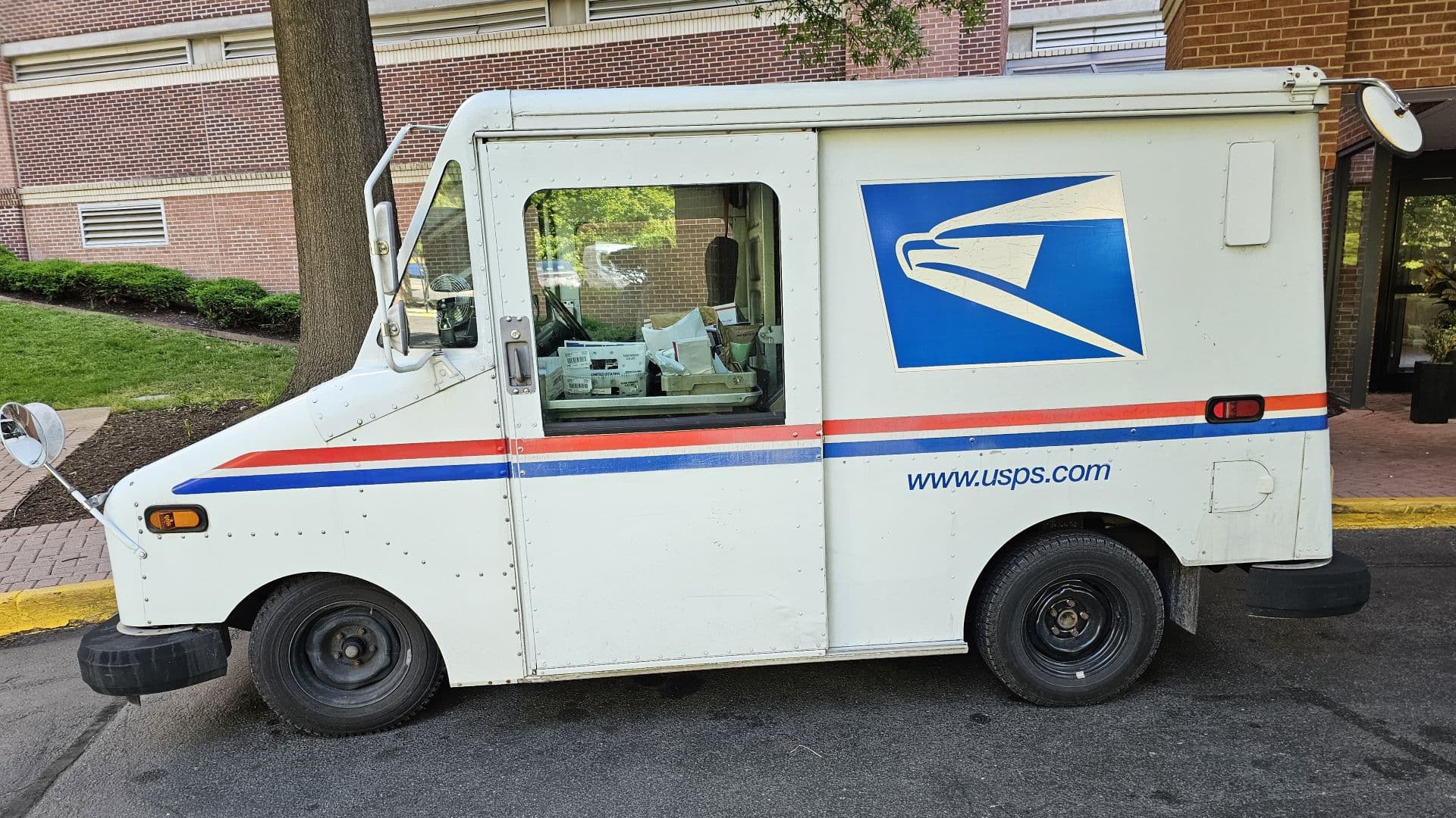 Postal Service buys time before cash runs out, seeks federal subsidy