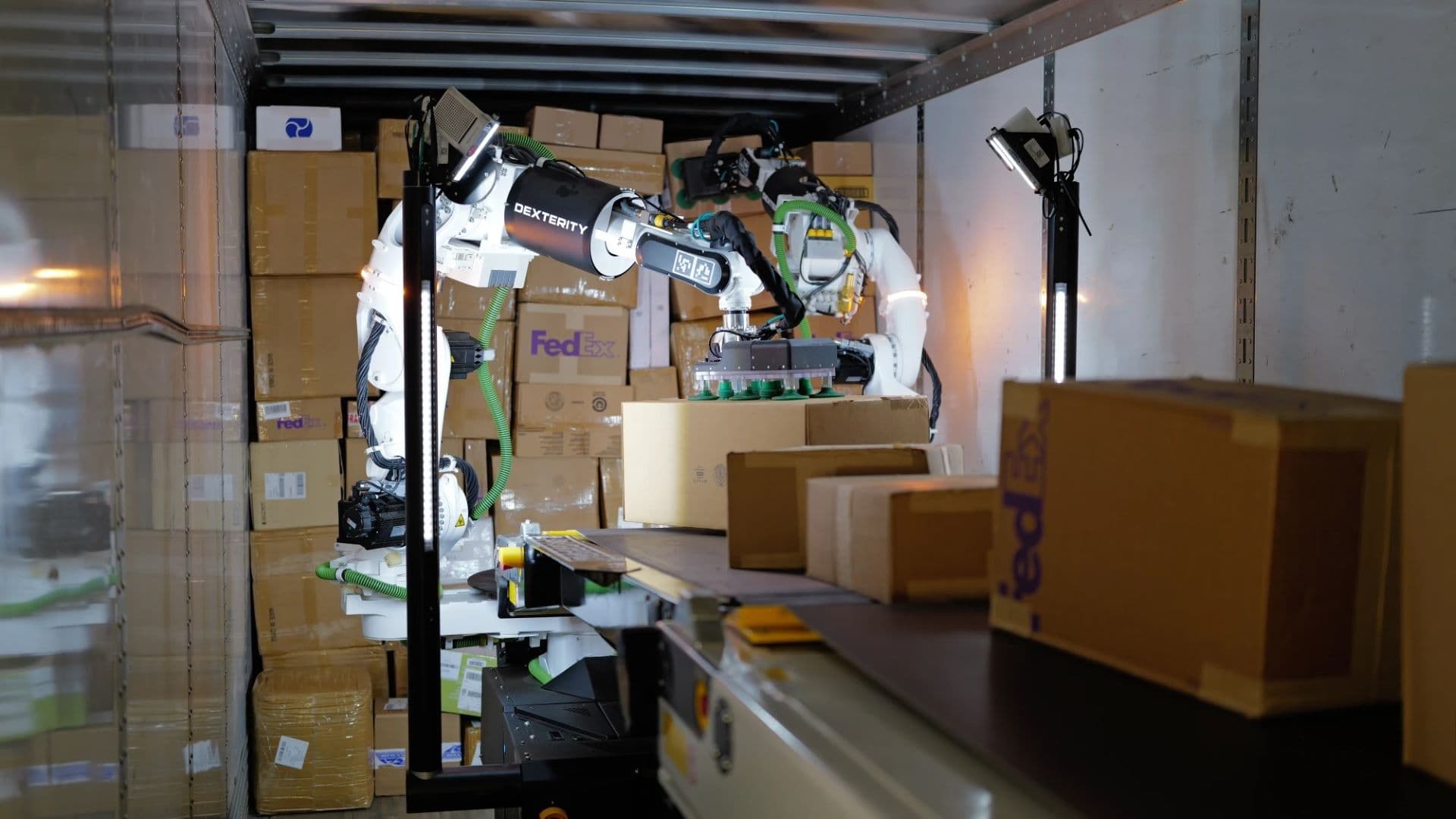 FedEx moves closer to deploying robots that can load trailers
