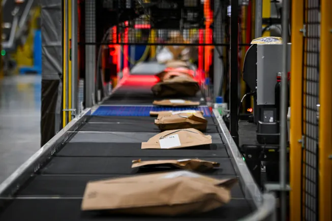 Amazon announces 2026 holiday fulfillment fees, advises early shipping
