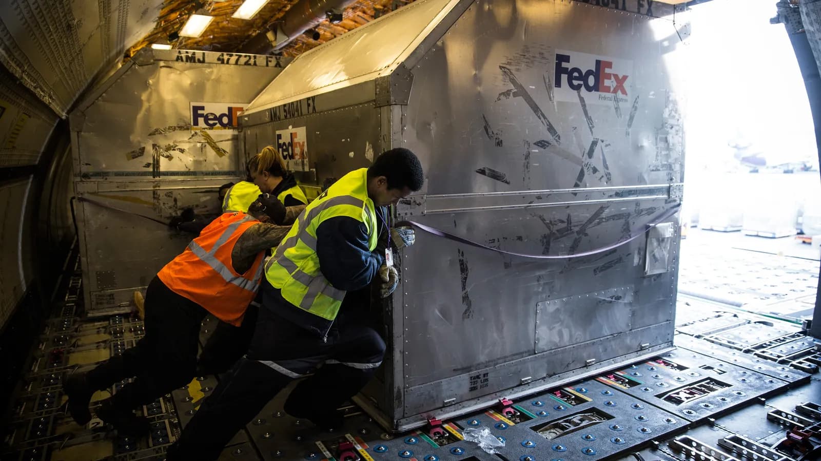 FedEx to send tariff refunds to customers starting in August