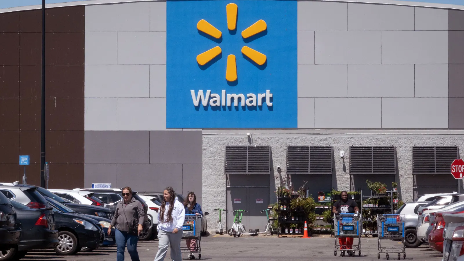 Walmart ties expected tariff refunds to price strategy amid cost pressures