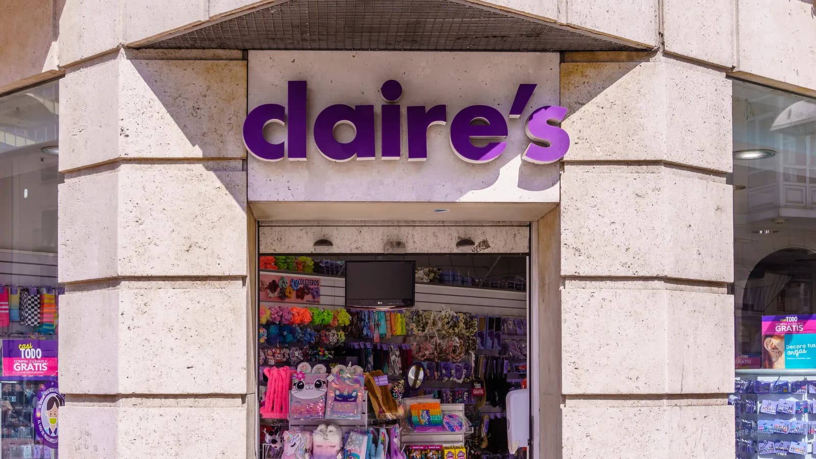 Claire’s opens Illinois distribution center to boost inventory flow