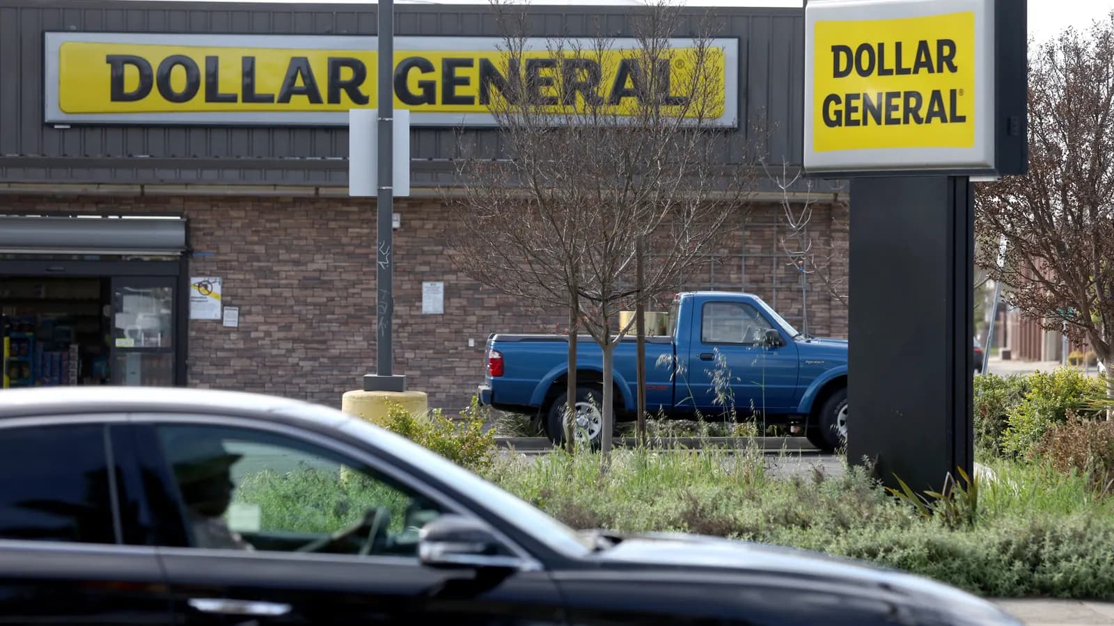 Dollar General’s fast delivery offering helps lift sales